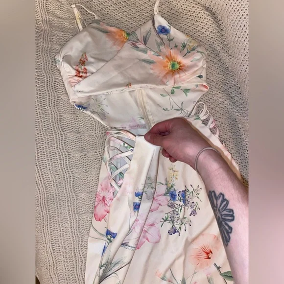 super cute floral dress with cutouts - Picture 2 of 9